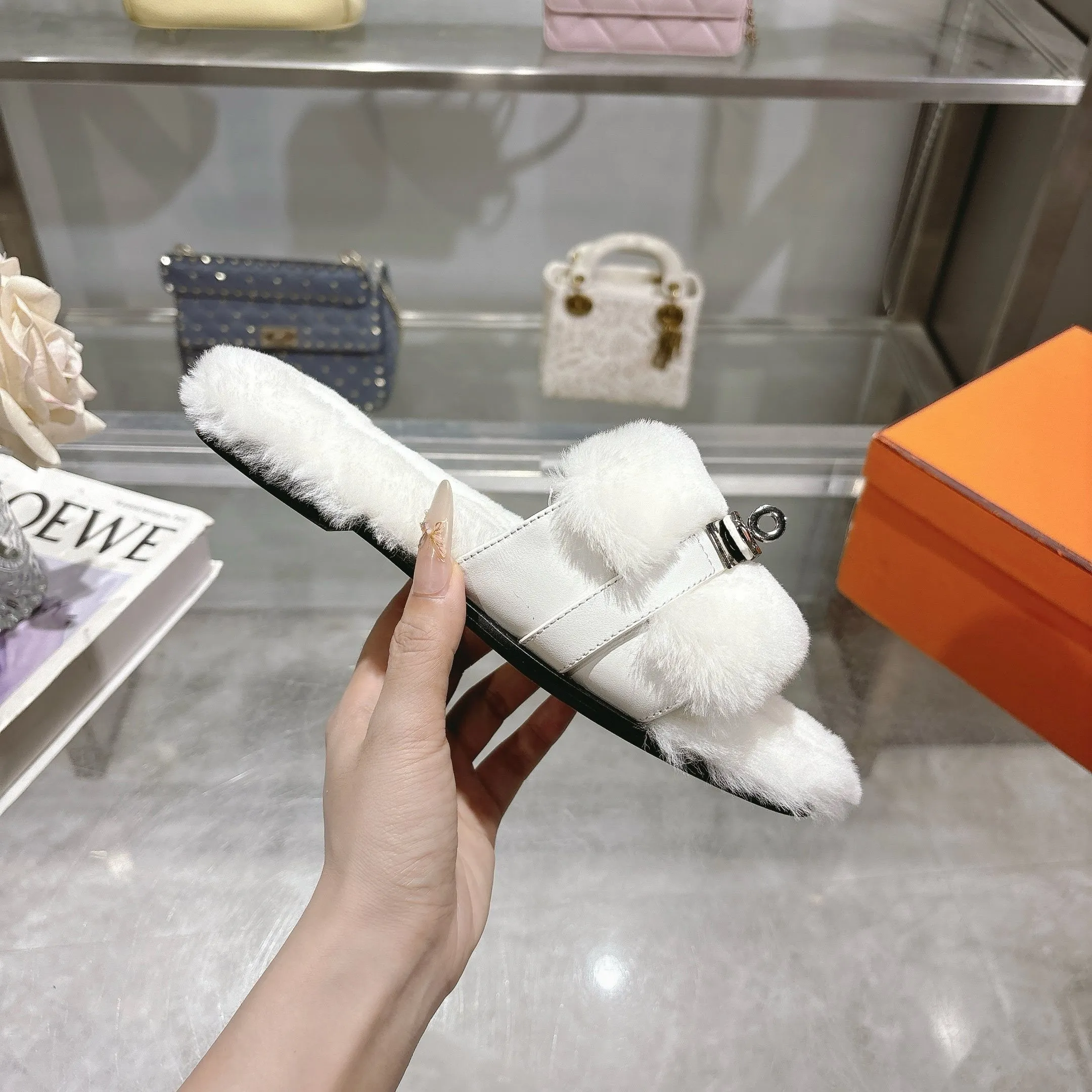 👟👟Ex-factory price 500👟👟 Purchasing agent level Hermes Hermès second uncle hair slippers are in stock all year round. 2025 new and new colors official website, Xiaohongshu synchronizes the latest color matching Hermès hot models are hot online, upgraded workmanship, high quality! Fashionable small wool H-trailers, autumn and winter style flat-soled wool mop, can be customized without standard, non-refundable and non-exchangeable. Fabric: Imported lamb's roll real wool. Lining: Imported lamb's roll real wool. Outsole: Genuine leather outsole. Size: 35-43, [Note: 41, 42, 43 customized]